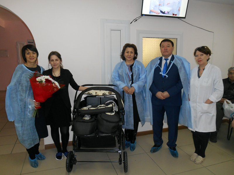 Депутаты Павлодарского городского маслихата поздравили маму тройняшек