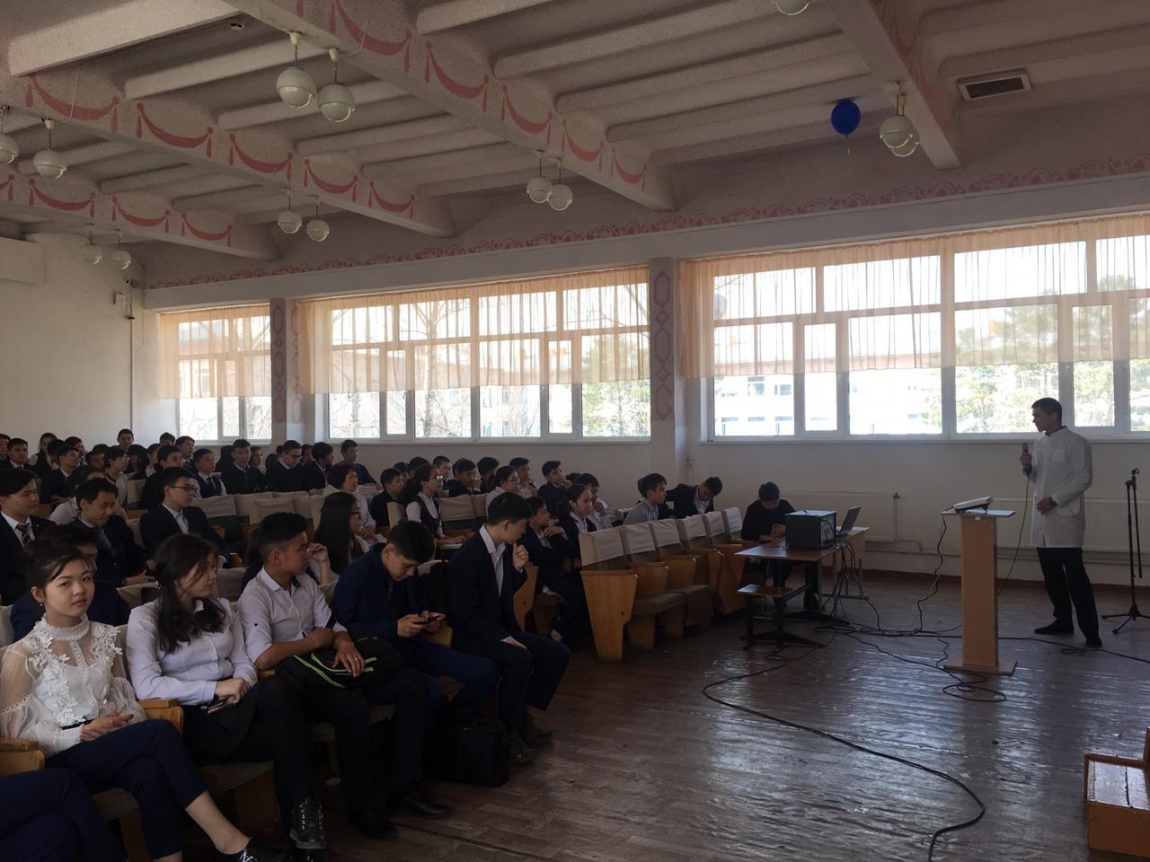 В СОШ № 35 врачом ЗОЖ Абилхаковым А.Р. была проведена лекция на тему «Здоровое питание — путь к отличным знаниям».