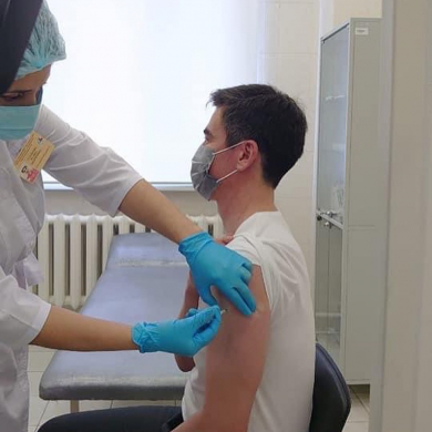 Денсаулық сақтау бірінші вице-министрі М. Шоранов QAZVAC вакцинасымен егілді