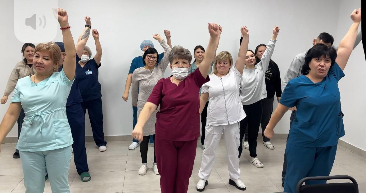 Сотрудники еженедельно проводят утреннюю зарядку в целях поддержки физической культуры и укрепления здоровья.