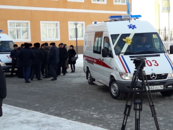 Аким Павлодарской области Бакауов Б.Ж. вручил 6 реанемобилей службе скорой помощи.