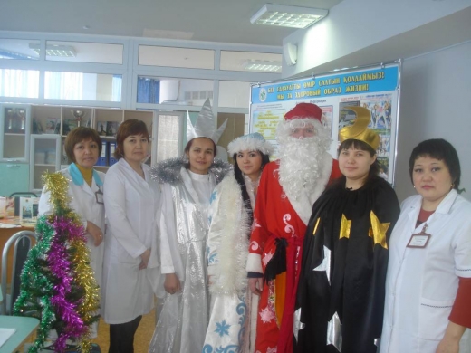 27 декабря в стенах поликлиники Дед Мороз и Снегурочка поздравляли с Наступающим Новым Годом всех сотрудников поликлиники.