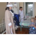 Дед мороз поздравил маленьких пациентов