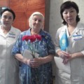 Ветераны   УВОВ и труженики тыла принимают поздравления от 1 поликлиники
